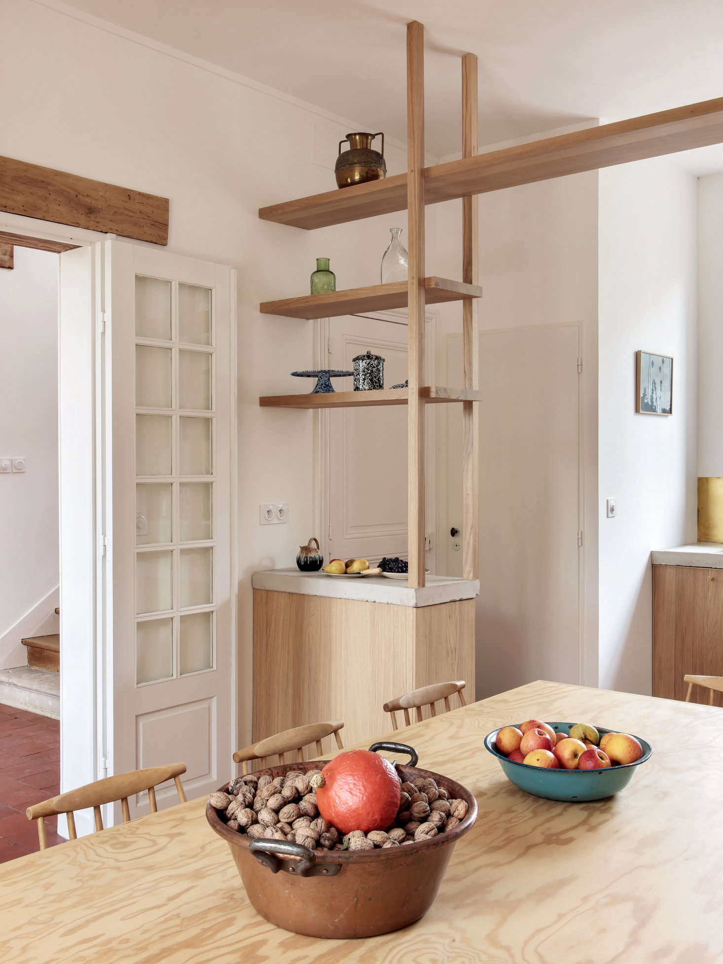 A detail of the shelf/partition.
