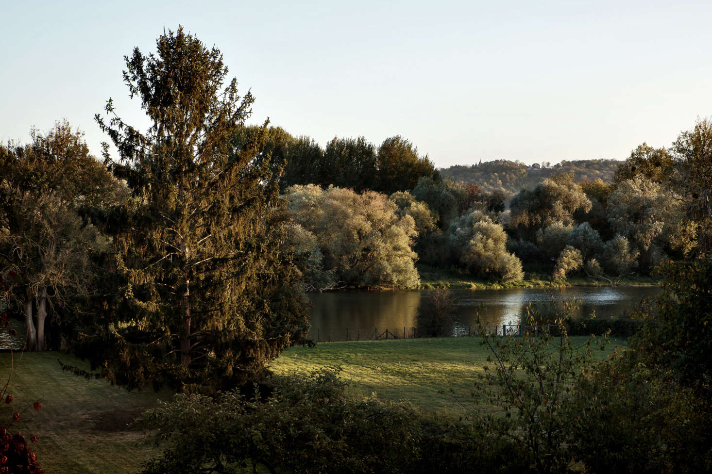 The Seine runs through the property and there are walking paths along the river. There are also châteaux within easy striking distance and Monet