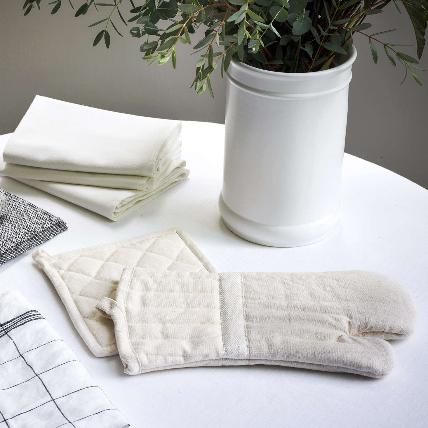 The Oven Mitt and Pot Holder ($) are made of 0 percent organic cotton.