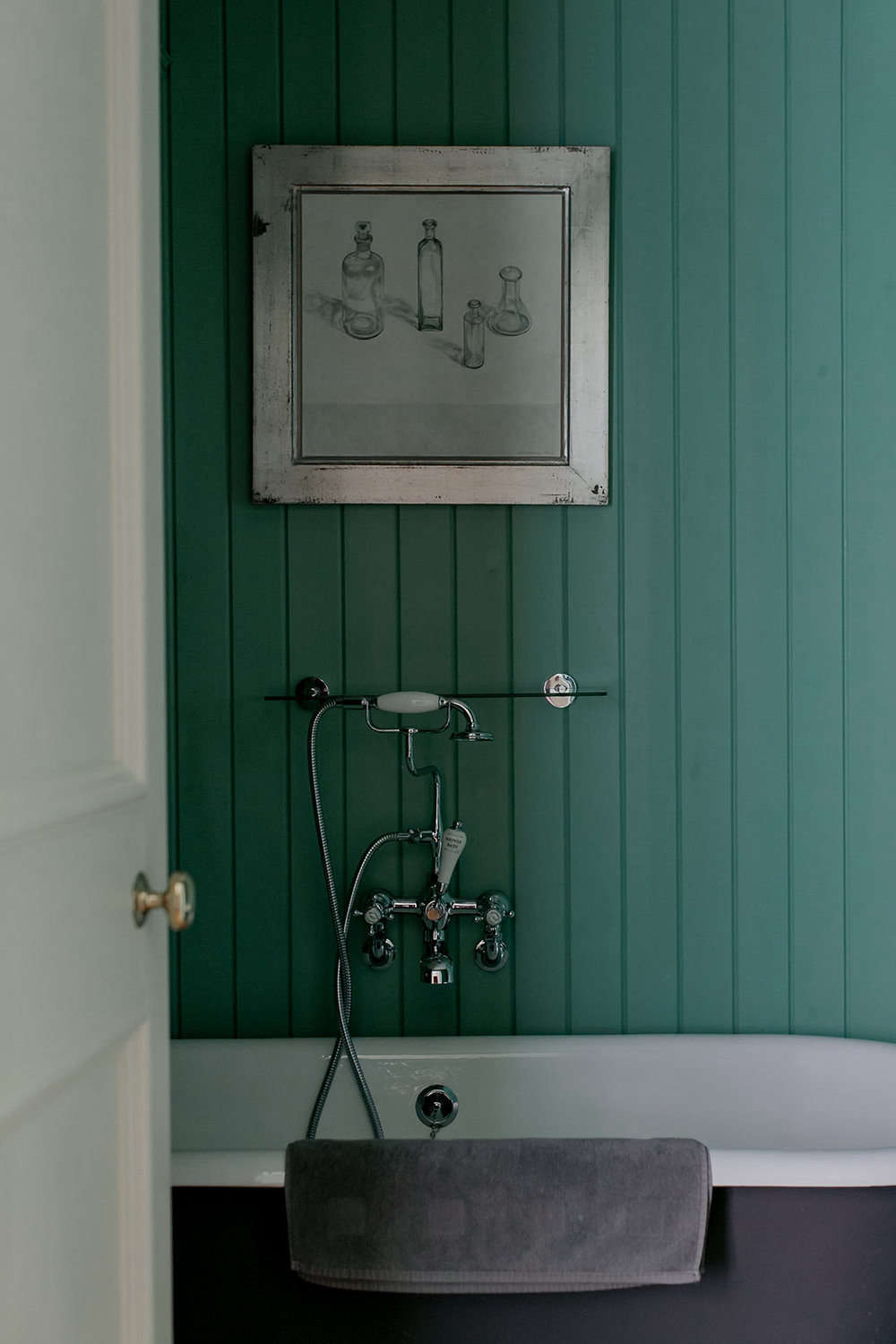 A bold Arsenic on the walls in the second-floor bath.