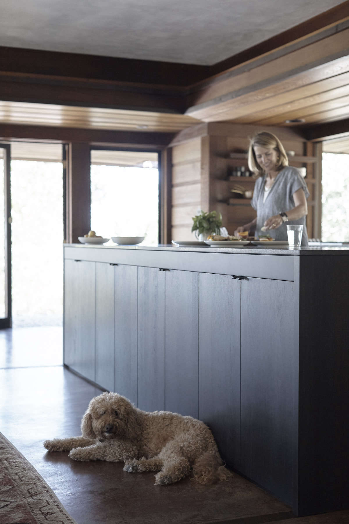 When Janet and Mark moved in, the existing culinary space was a glossy European black lacquer kitchen system from the 90s. The new Henrybuilt kitchen is made of stained walnut with a matte black finish. 