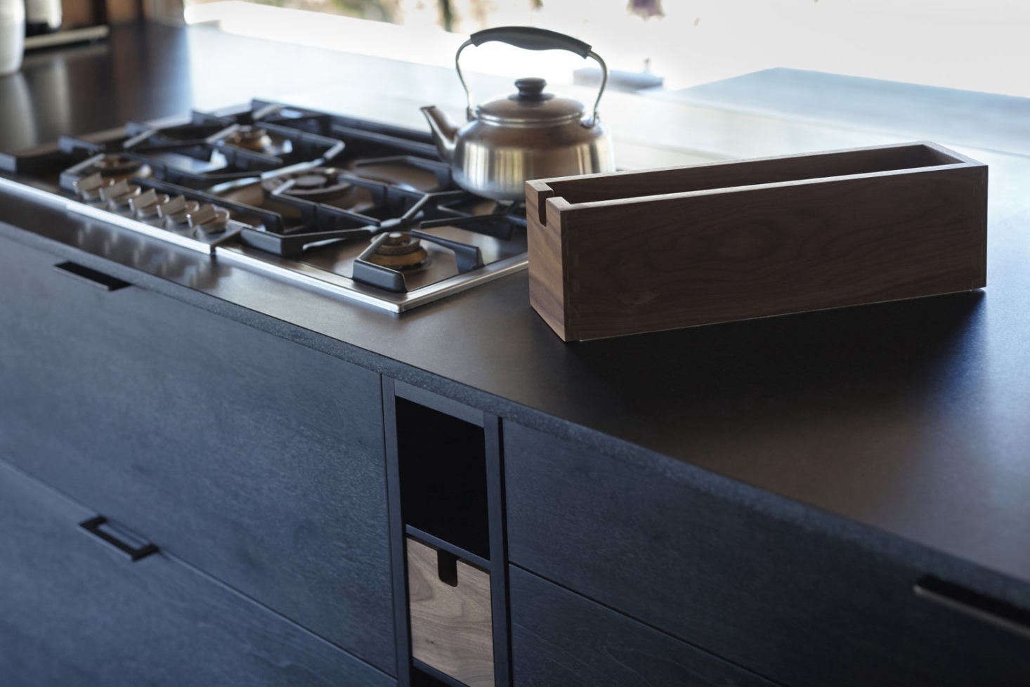 The cooktop is the Gaggenau Vario 0 Series Gas Cooktop and the tea kettle is by Sori Yanagi. Henrybuilt