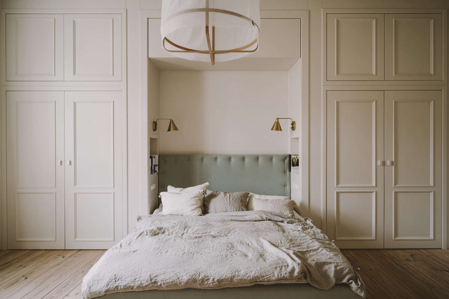Chrapka designed inset shelves on both sides of the bed alcove for storing books.