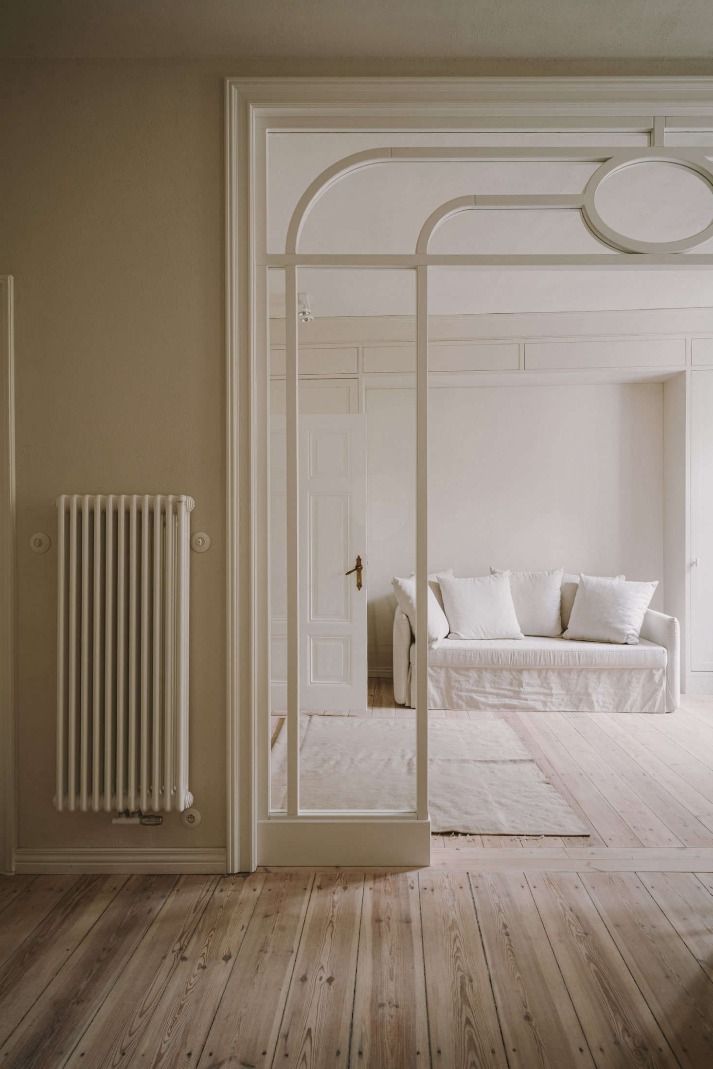 The custom glass partition is Chrapka