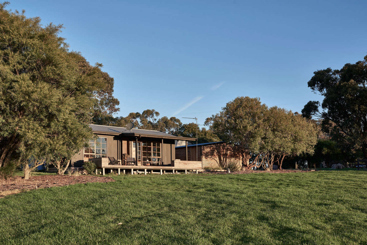 Set on what was once was a small dairy farm, the cabin is a kilometer outside the township of Meeniyan, in Victoria