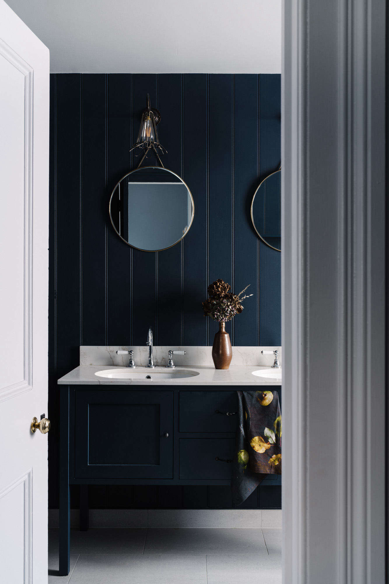 A bath in deep blue.