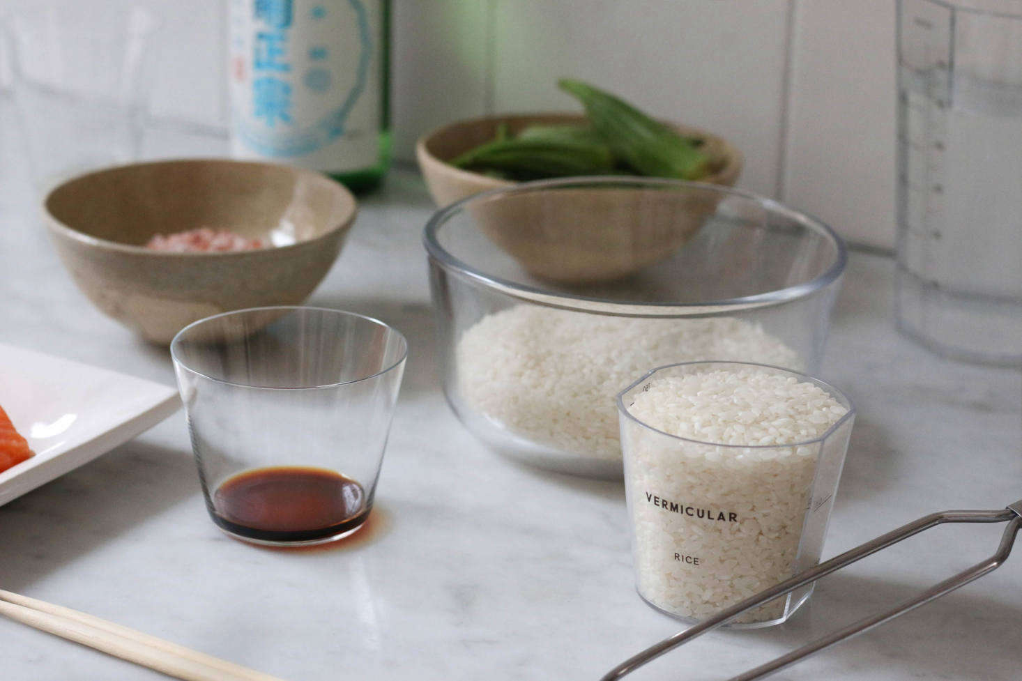 Rinsing the rice before cooking is key. Measure out 3 cups (540 ml) of plain white rice and rinse using a mesh strainer before adding to the pot; then add the 5ml of water.