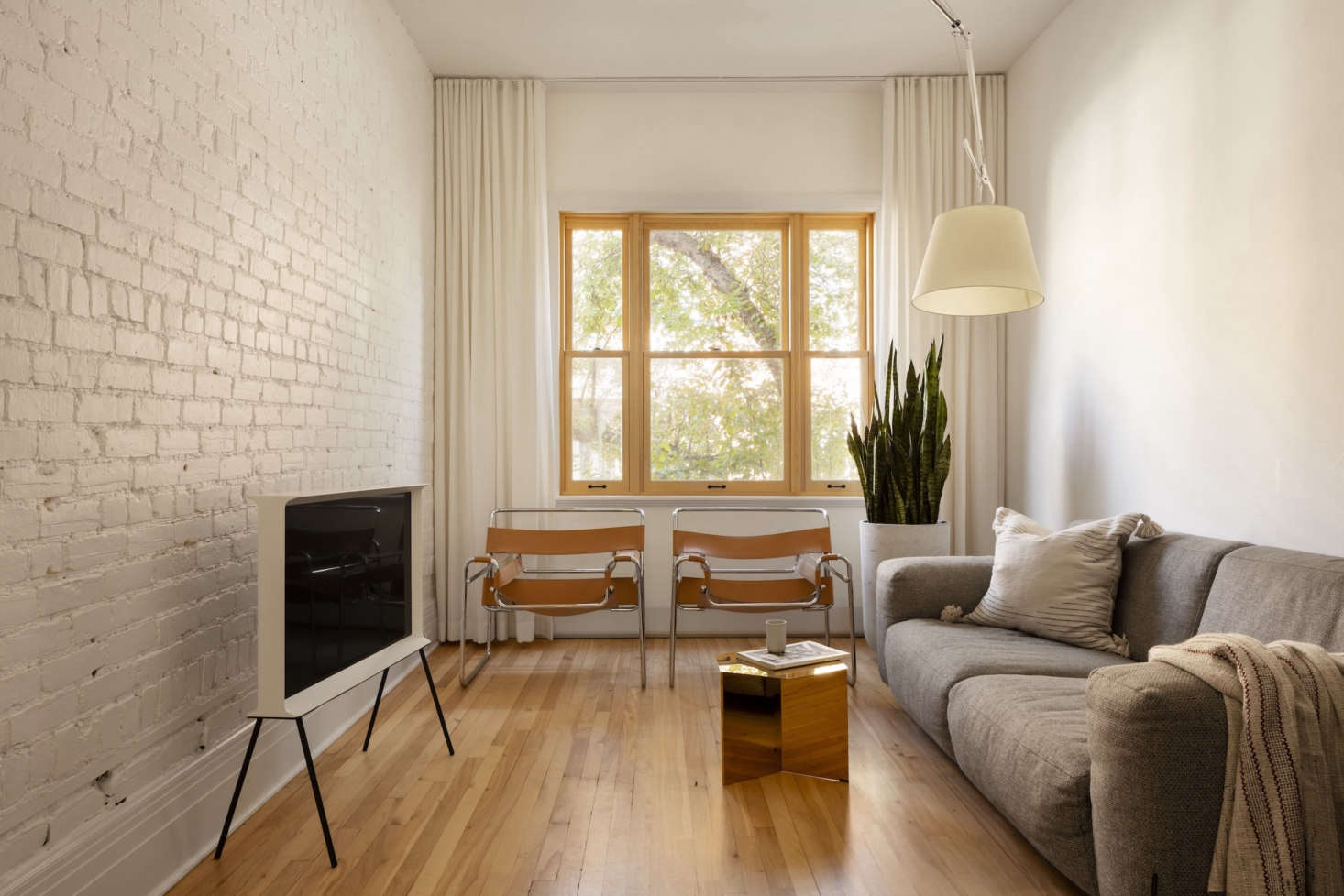 The simple living room, with a Serif TV by the Bouroullec brothers for Samsung. The couple chose Sherwin Williams