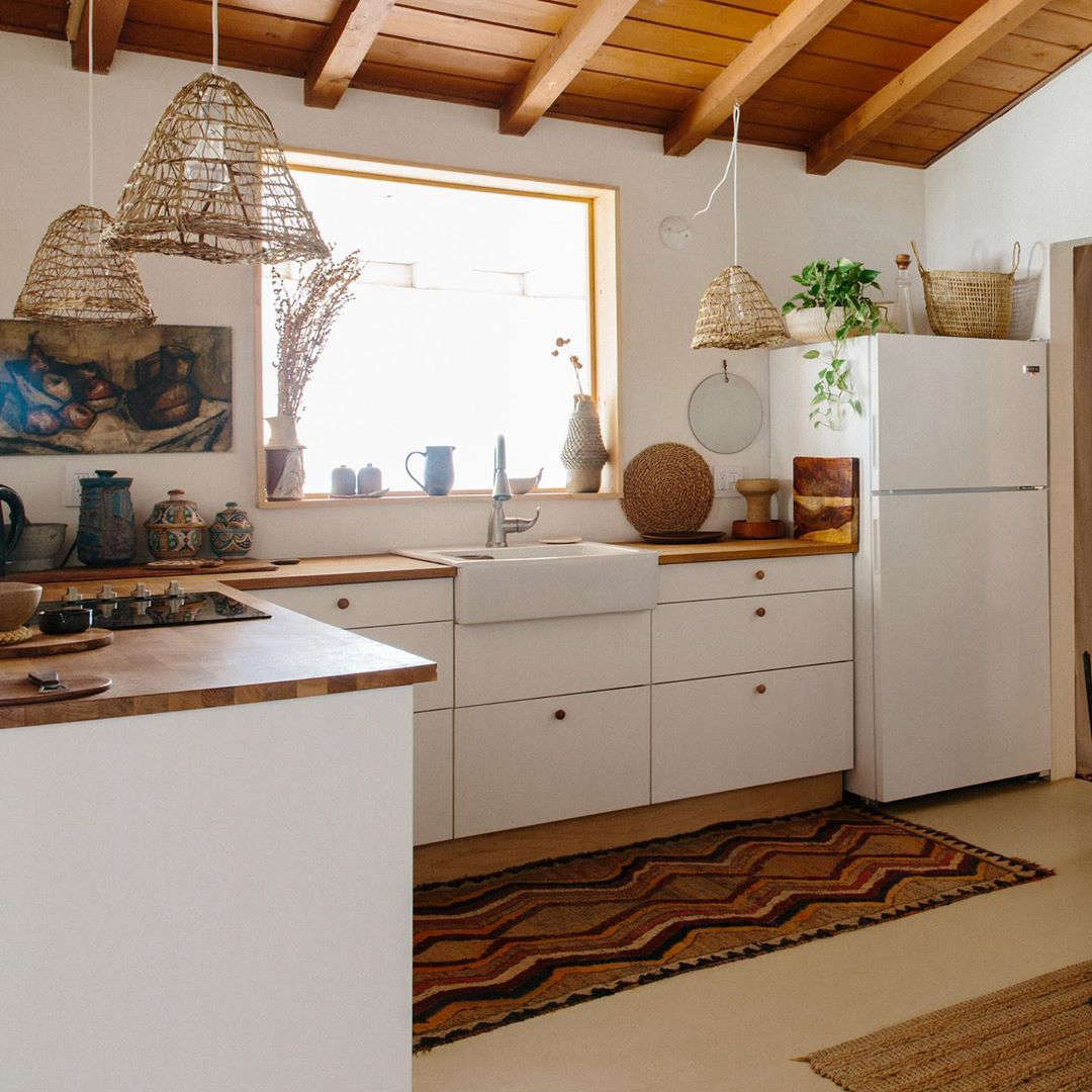 In the simple kitchen, baskets were turned into pendant lights.