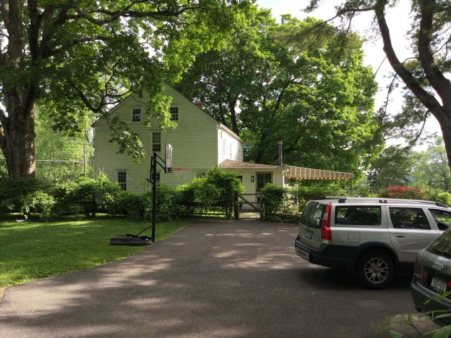 A view from the the side of the house: the one-story former addition did nothing to connect the structure to its surroundings.