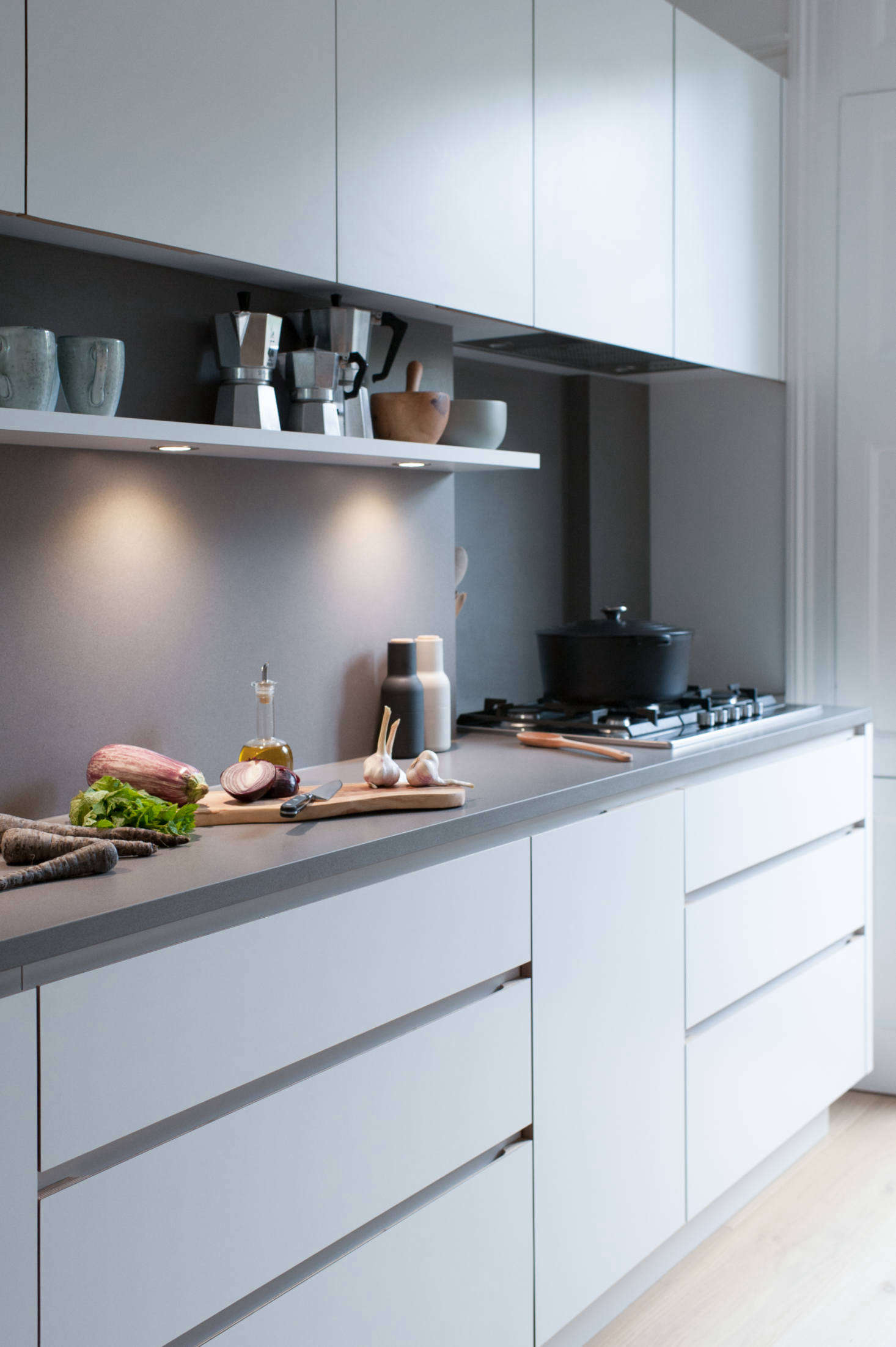 The counters are Silestone in Gris Expo, as are the backsplashes (with a suede finish). The five-burner cooktop is by Siemens and the under-cabinet extractor is the Weston Cache 700. Note the integrated under-shelf lighting: for tips on recessed lighting, read our Expert Advice from Architect Oliver Freundlich.