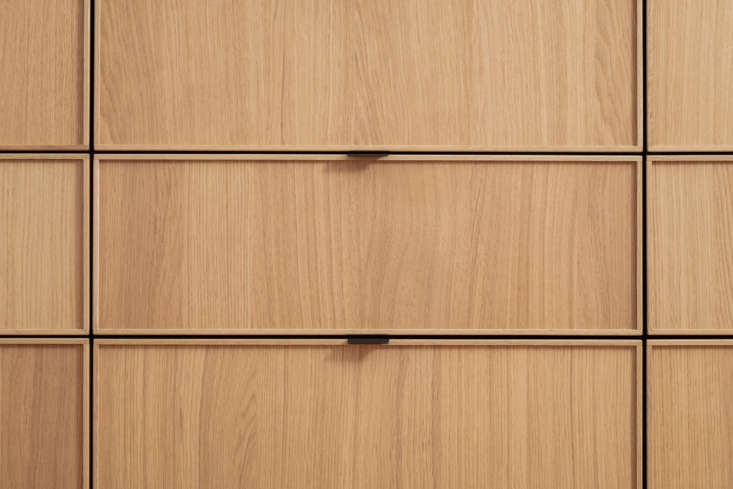 the couple chose slim matte black aluminum cabinet pulls from the handle studio 22