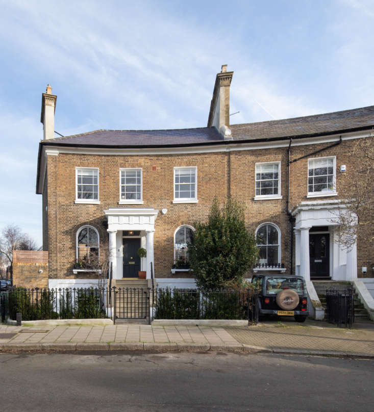 the home is at one end of a historical georgian crescent (note the curve in the 17