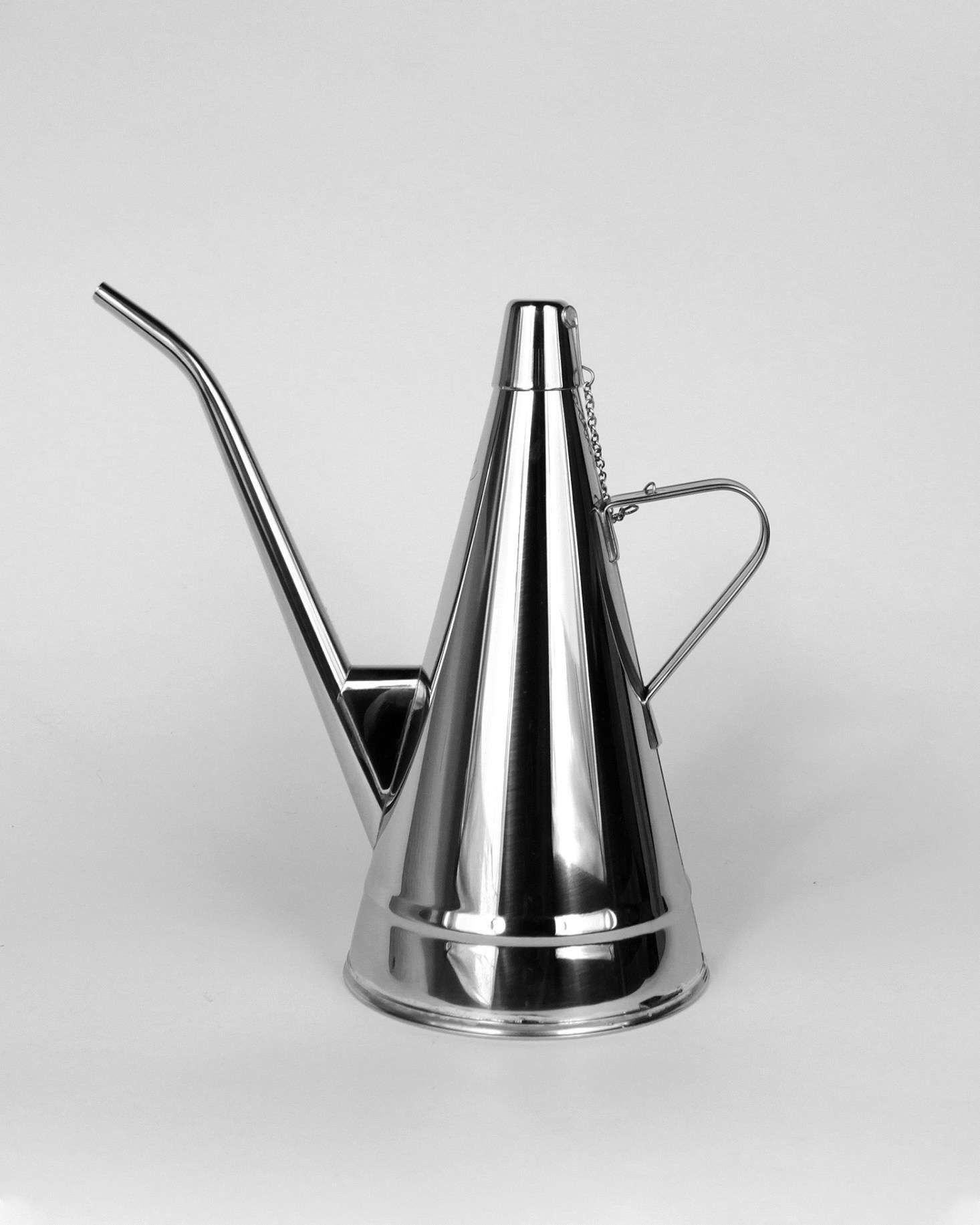 For pouring olive oil with precision and protecting it from sunlight: this stainless steel Guimaraes e Rosa Dispenser is €.