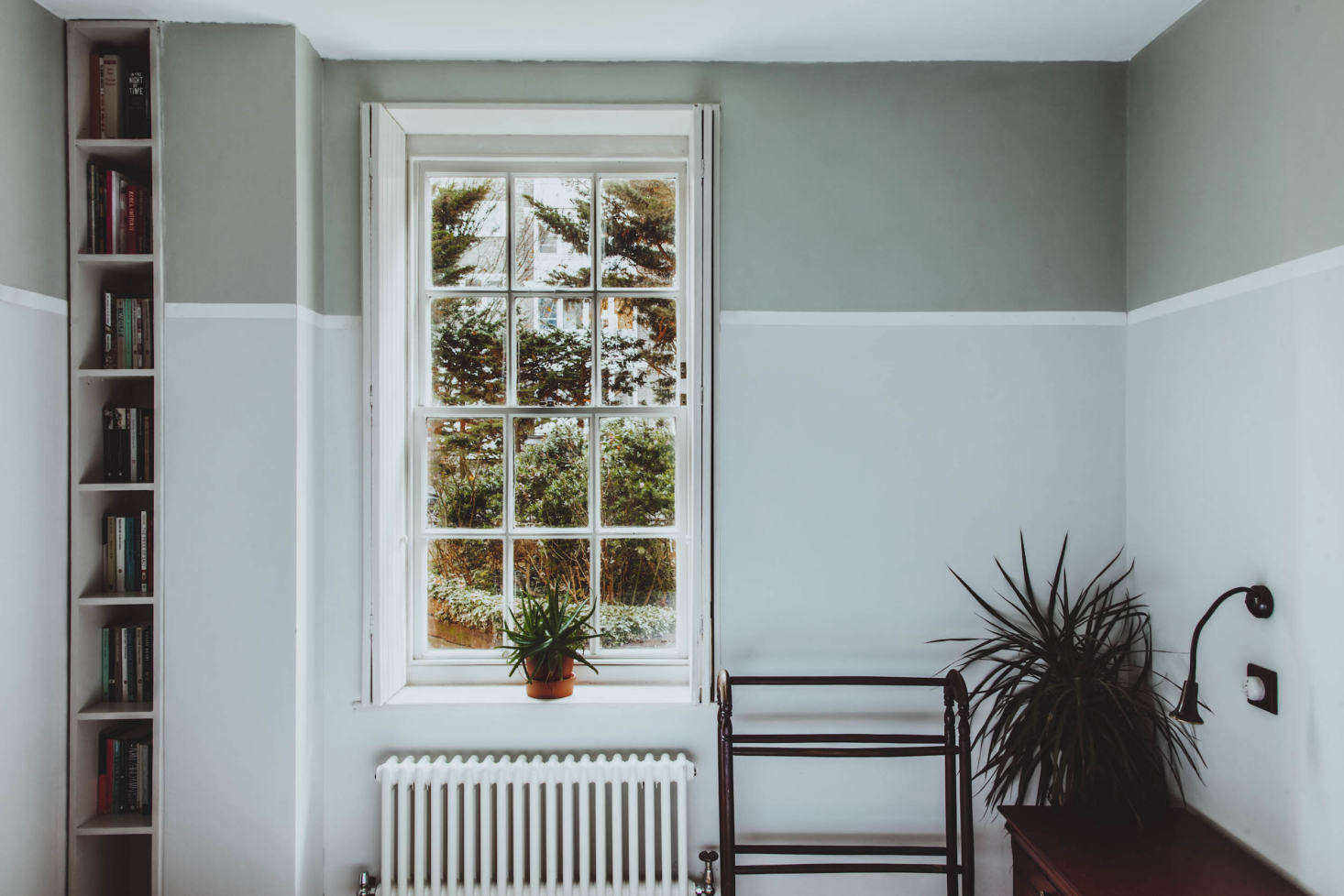 Subtle two-toned walls—with a more saturated hue on top—make the ceiling seem higher.