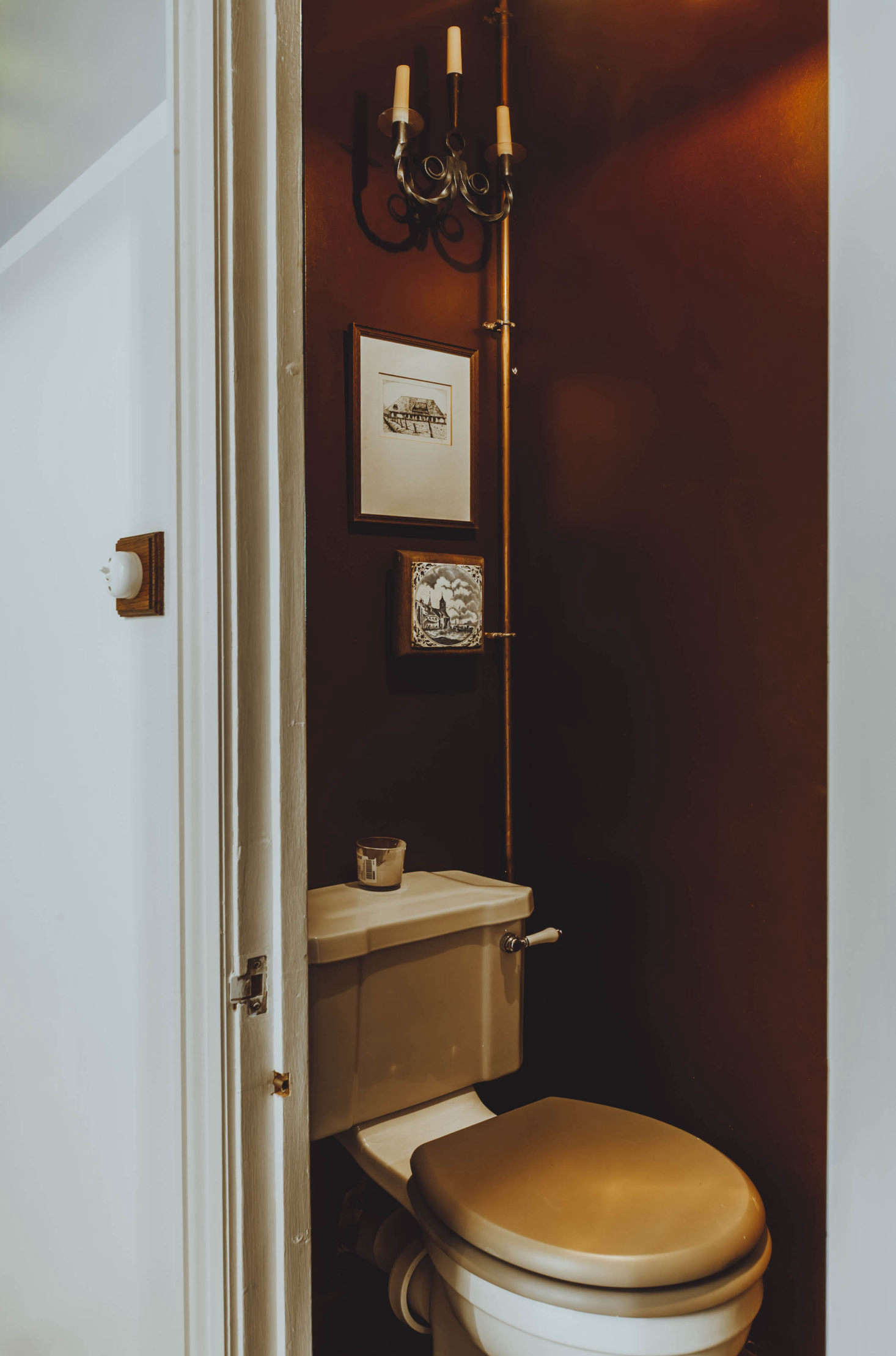 And the auburn-hued powder room. 