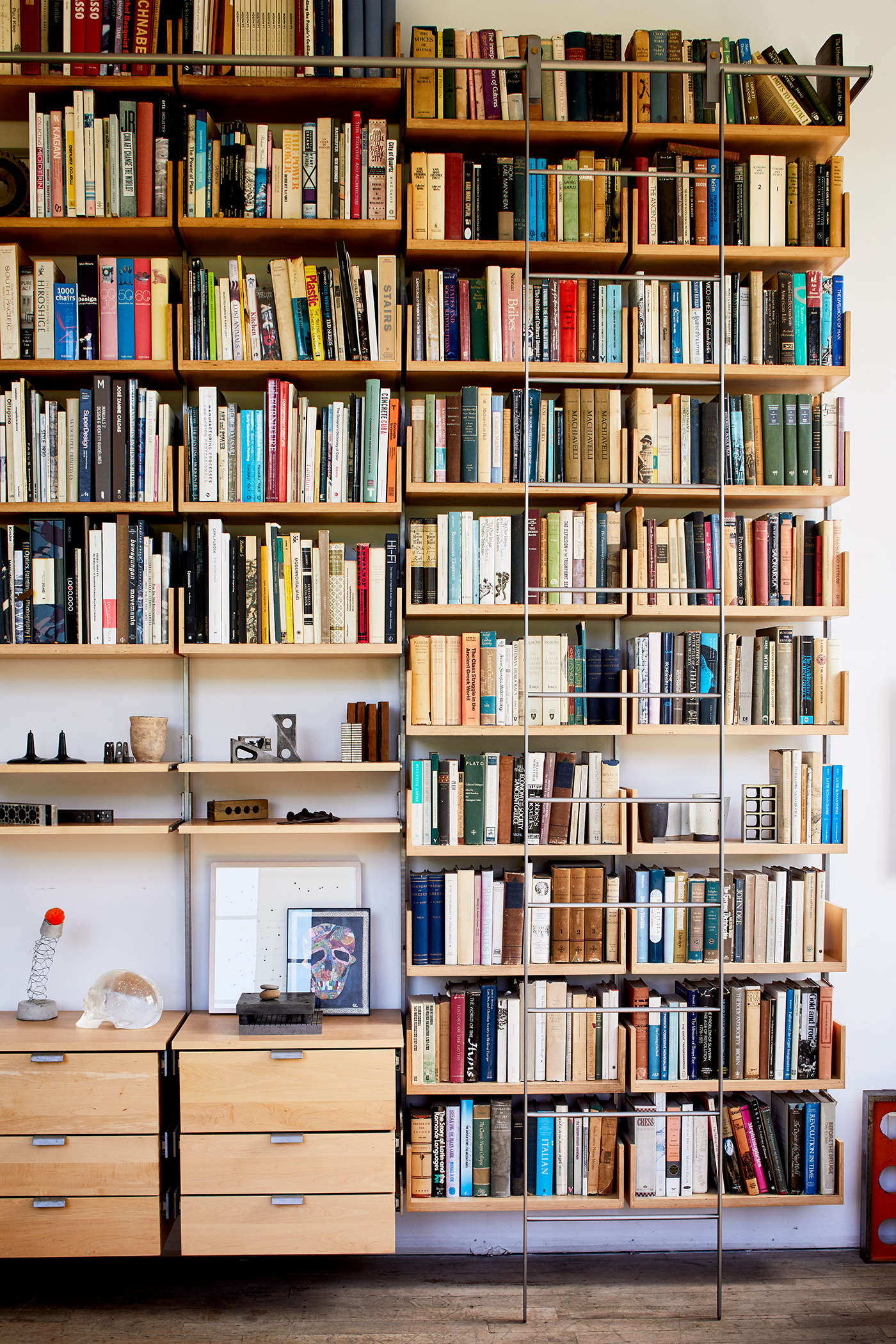 An Atlas desk integrated into the AS4 Shelving on another wall in Joseph