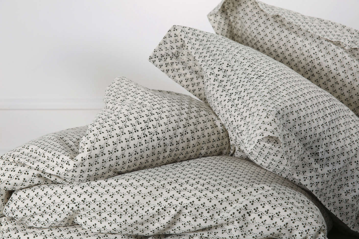 Made of handwoven cotton, the Bili bed linen is printed using the blockprint method in India. The duvet cover is €0 and each pillowcase is €60.