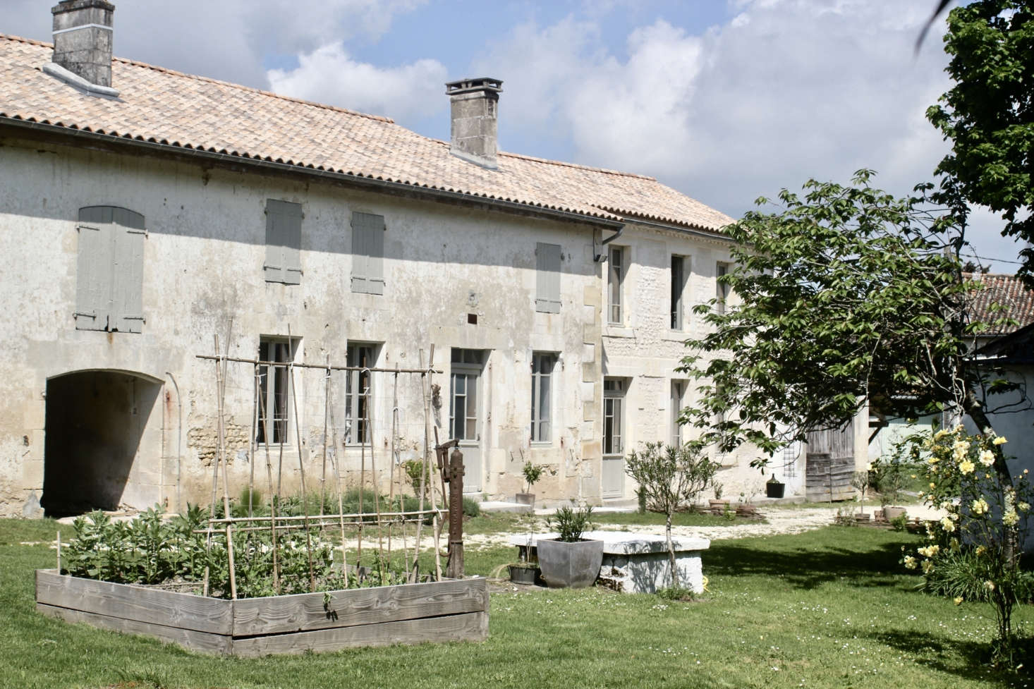 Known as a Charentaise, the early th-century building pre-dates the house and is constructed of whitewashed local limestone. It was originally lived in by a multigenerational family of farmers who worked in the vineyards of Cognac. The attached stable, behind the vegetable garden, is the couple