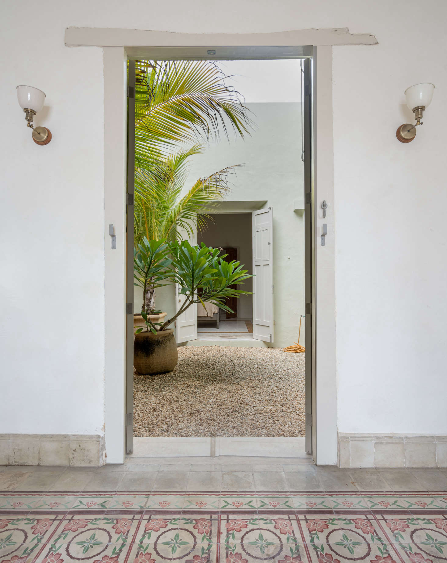 Several rooms, including the study, living room, and guest room, have access to a small courtyard, a traditional feature in many of the colonial homes in Mérida.