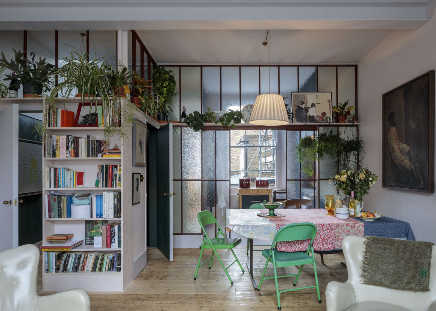 The steel-framed wall was modeled after th-century greenhouses. Note its textured glass: 