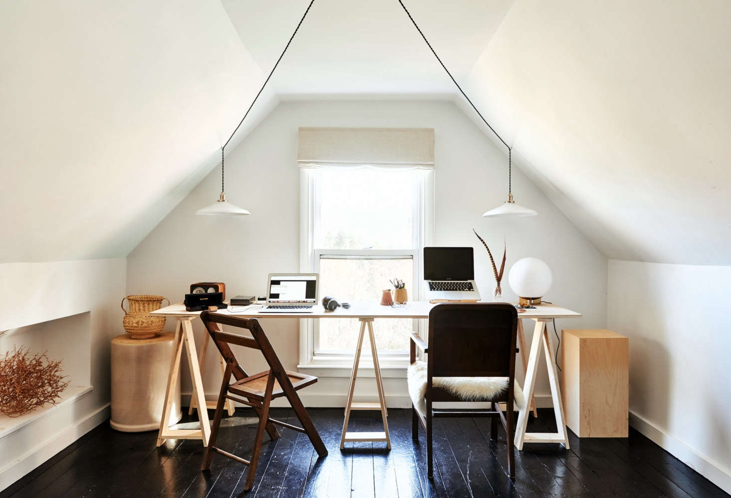 The attic—which formerly had been turned into a guest bedroom—received a very changeover into a home office, 