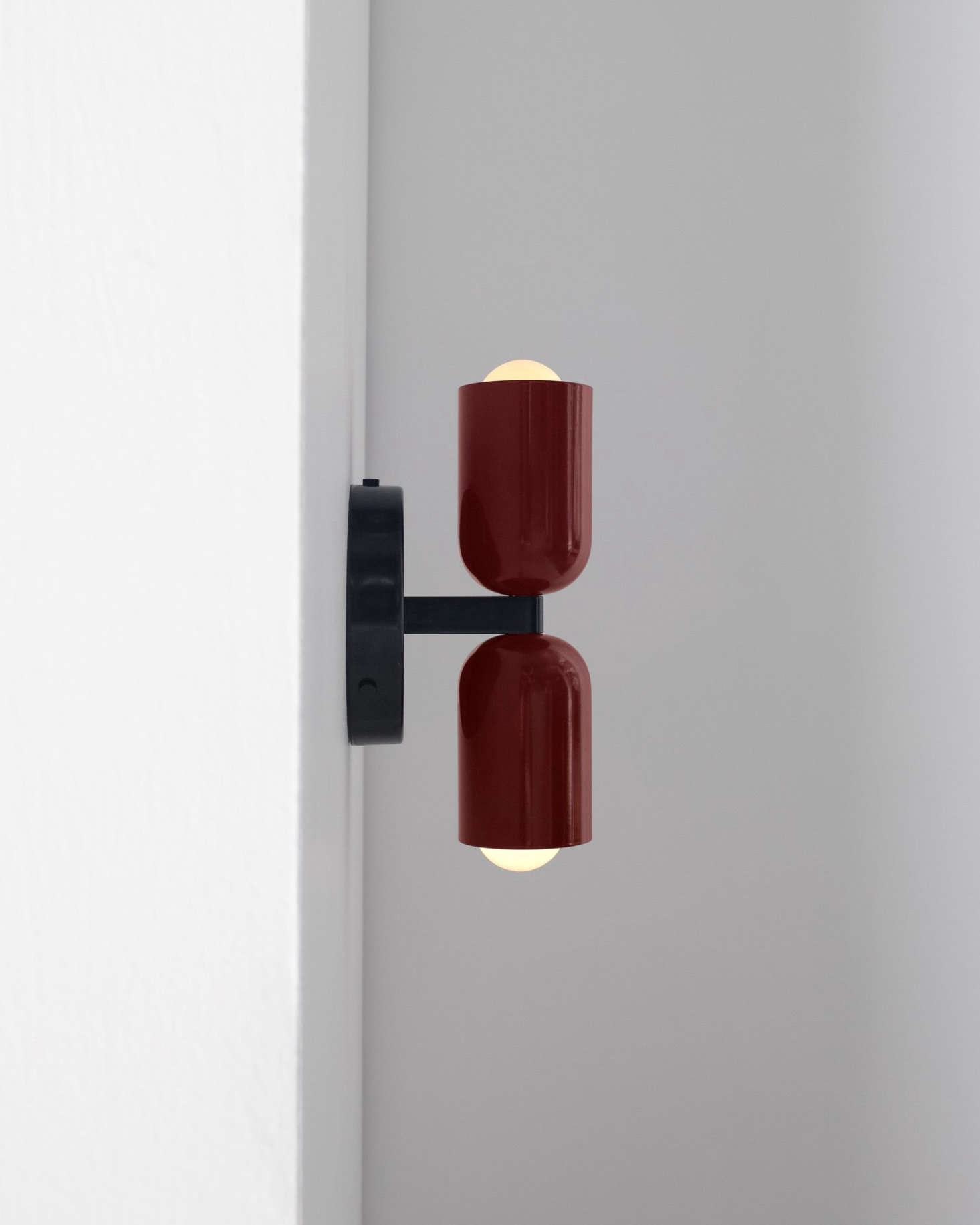 A side view of the light with both the top and bottom shade in Oxide Red.