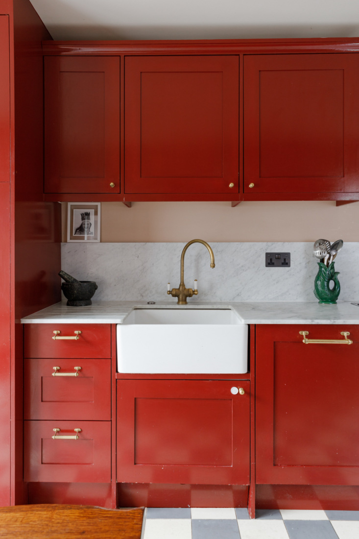 a marble countertop with integrated drainboard removes the need for a clunky di 18