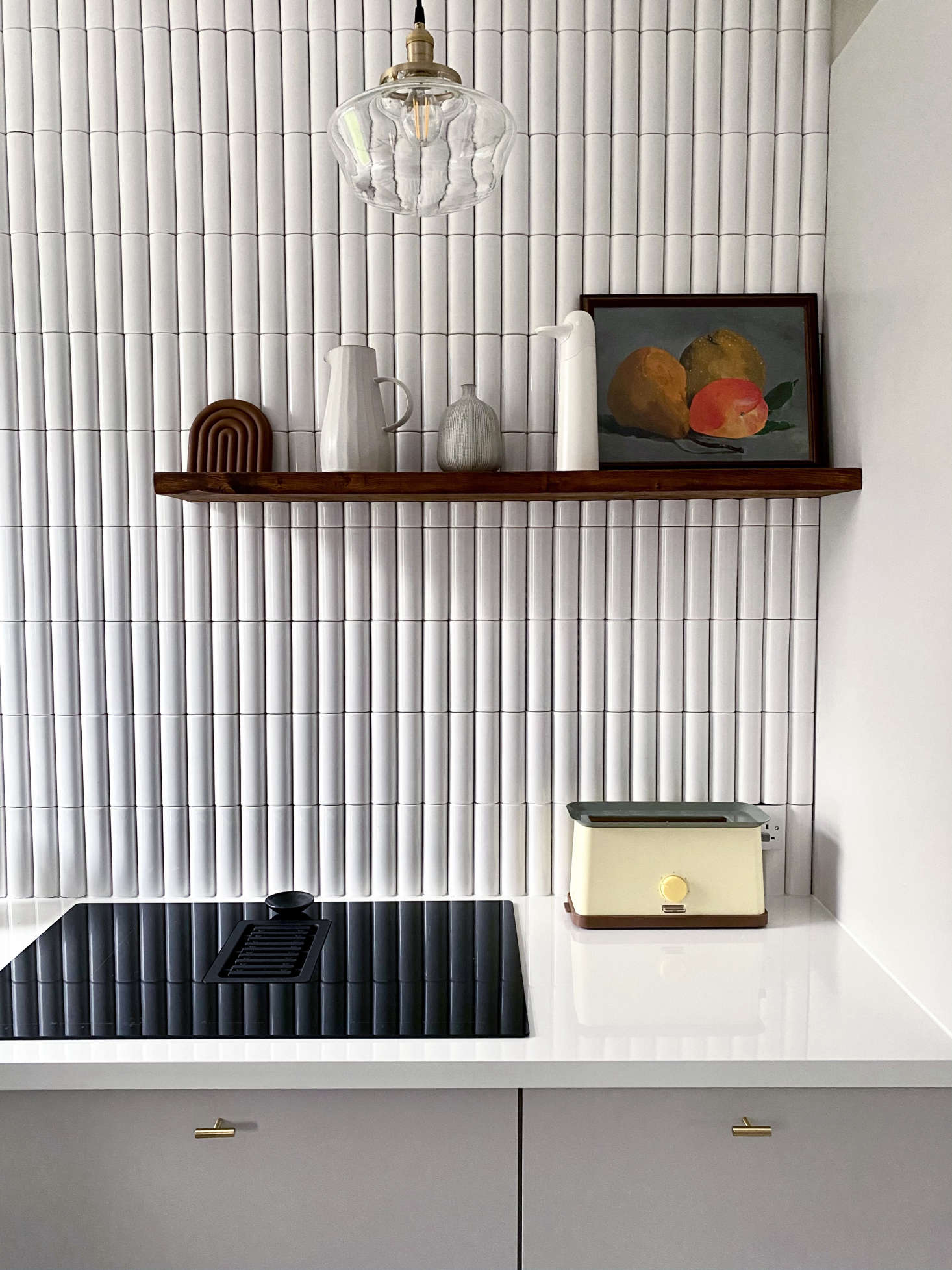 The Fordelaktig cooktop—with an integrated extractor—is from Ikea: 