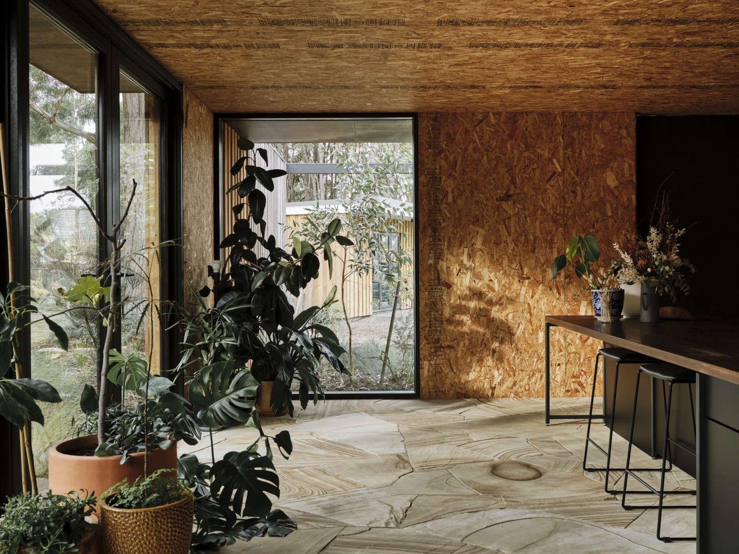 Texture plays the starring role in the decor of the home, most notably in the choice of sandstone for the floor. 