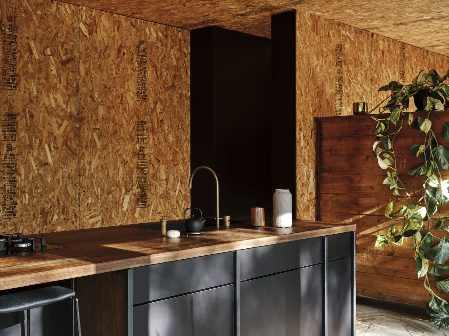 The Cape Barren faucet in raw brass is from a collaboration that Archier did with tapware boutique Wood Melbourne. The partition between kitchen and bedroom also acts as storage space: 