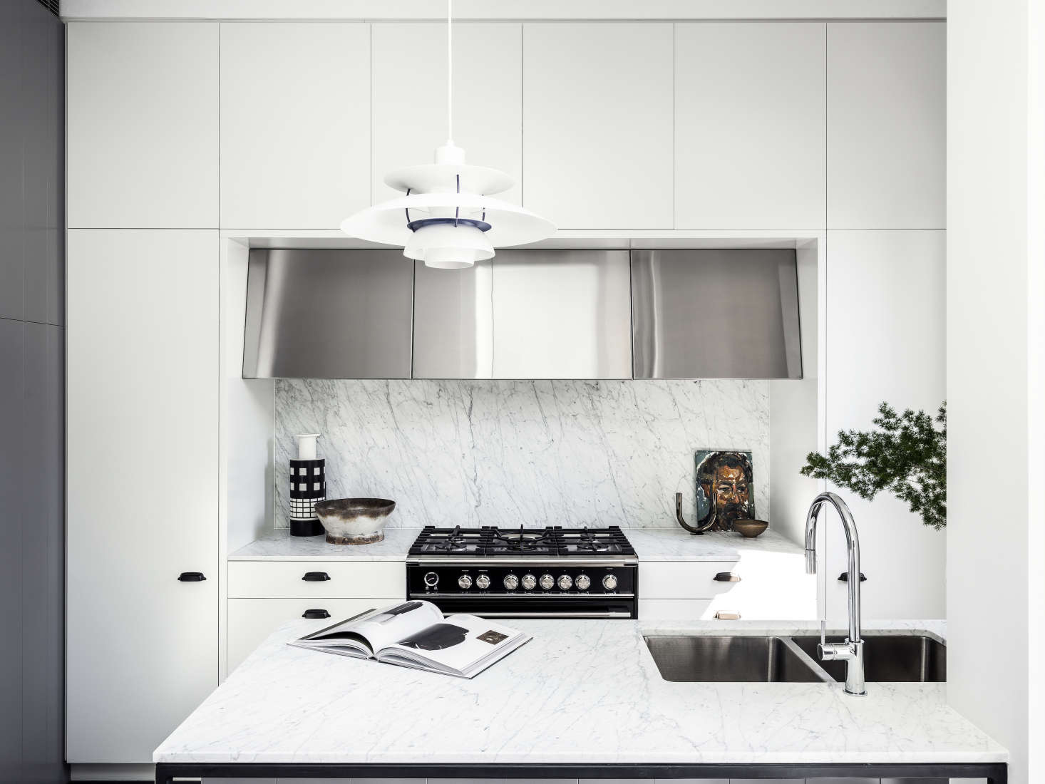 In a Sydney, Australia, kitchen by architect Tom Ferguson, a 36” Classic Dual Fuel Range takes center stage. Photograph by Tom Ferguson.