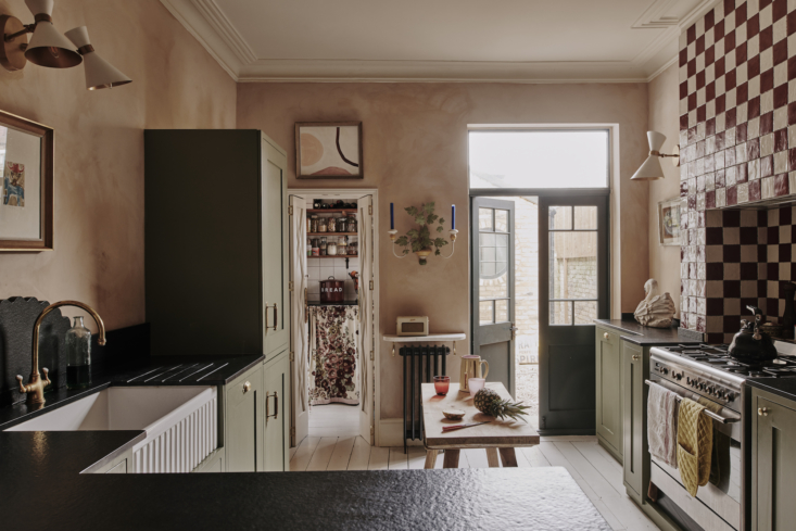 matilda&#8\2\17;s small kitchen in her london home features granite counter 17