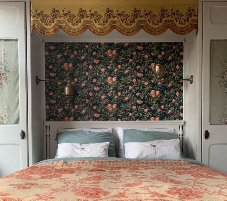 vintage wallpaper from belgium serves as a headboard in helma&#8\2\17;s bed 31