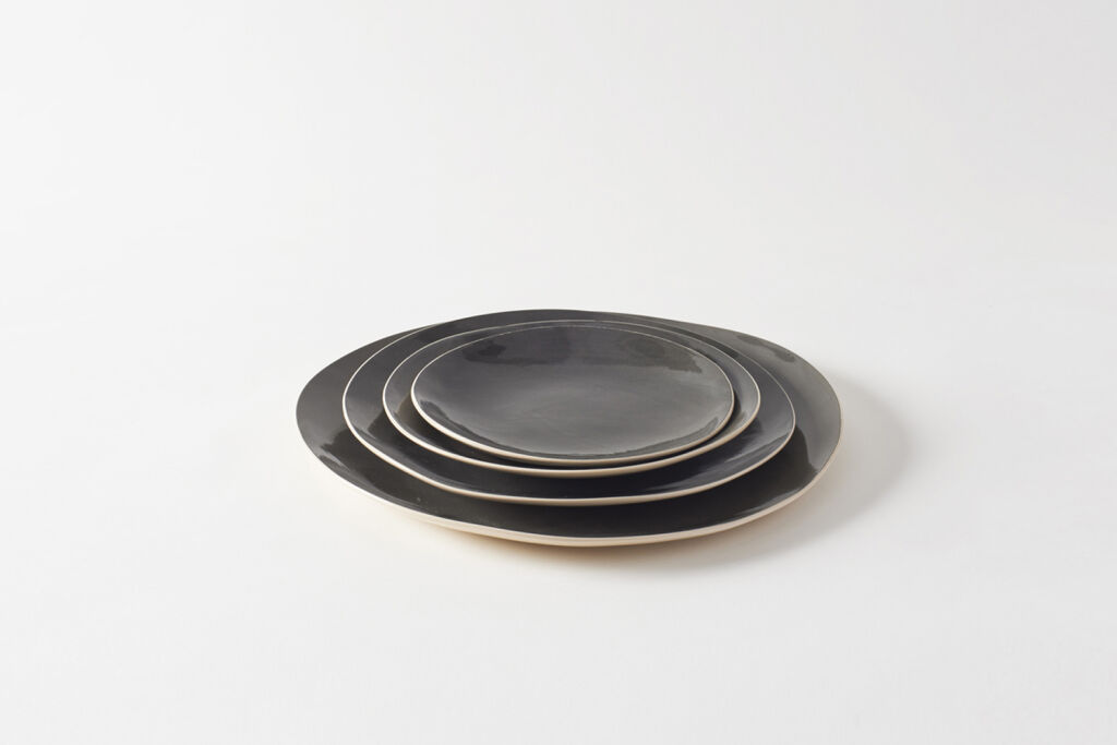 10 Easy Pieces Black Dinner Plates Remodelista