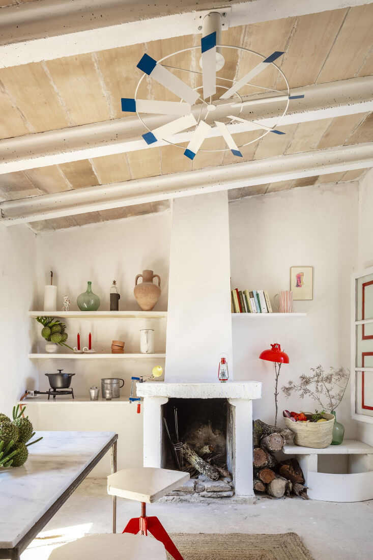 splashes of tomato red in shed chic: architect mariana de delás turns an o 22