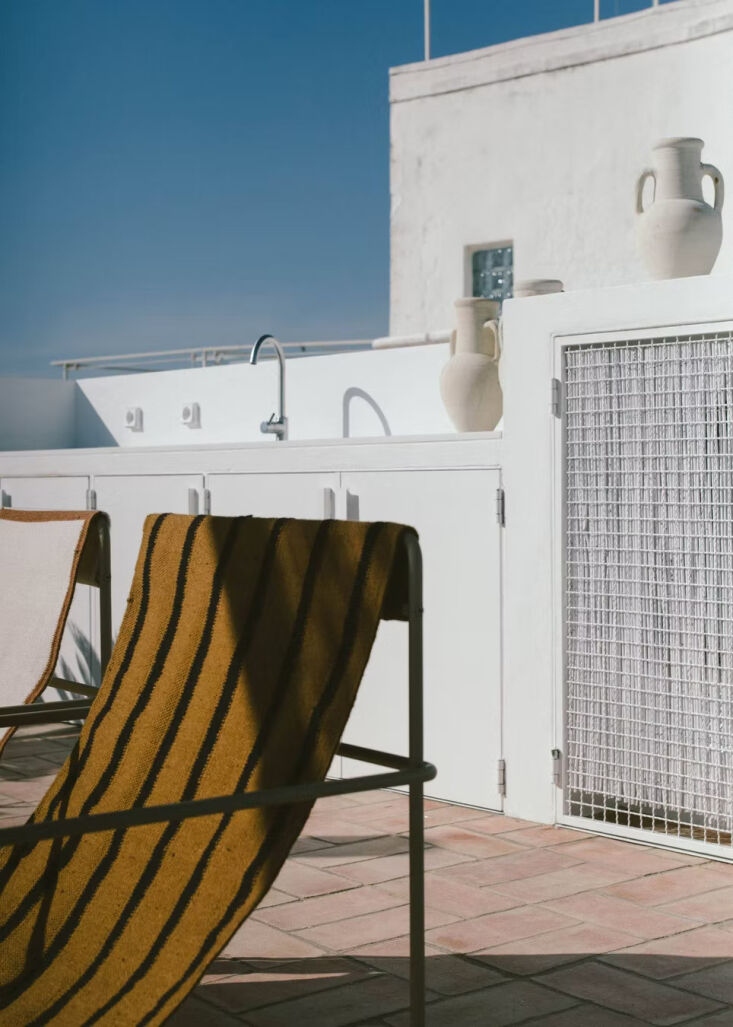 up on the roof is a second mini kitchen, with sink, mini bar, and &#8\2\20; 23