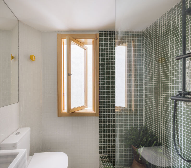 the greenery continues in the bathroom courtesy of a gridwork of tiles. 22