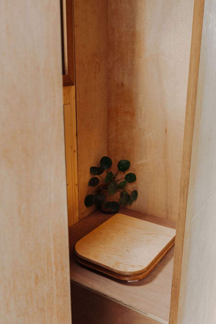 the composting toilet, including wooden seat and lid, is the terablœm fro 23