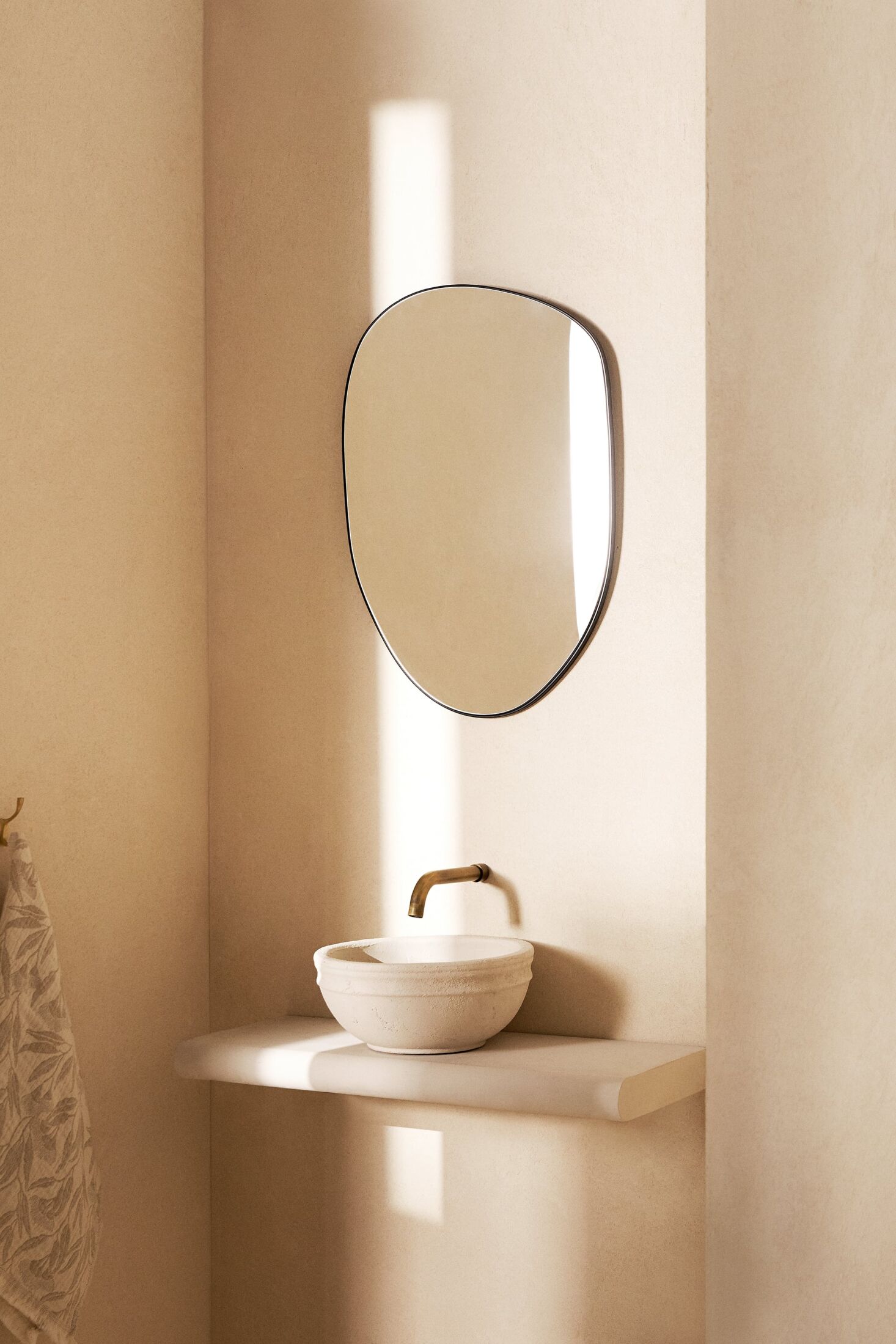 Trend Alert PuddleShaped Irregular Mirrors as Decor