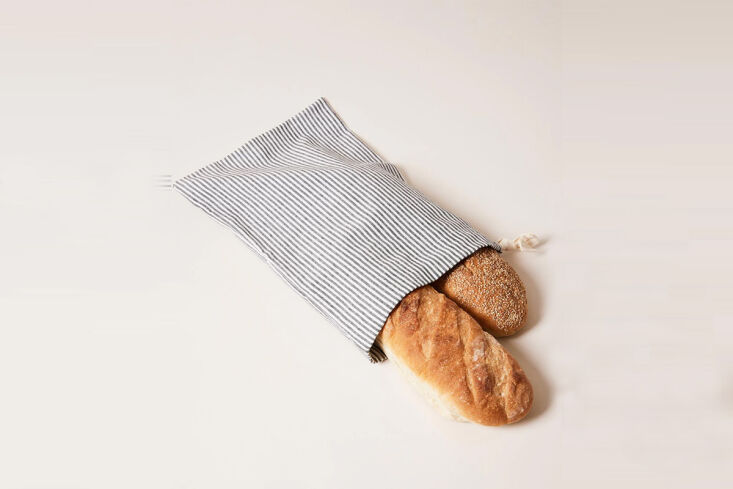 from farmhouse pottery, a simple cotton linen design: drawstring reusable bread 18