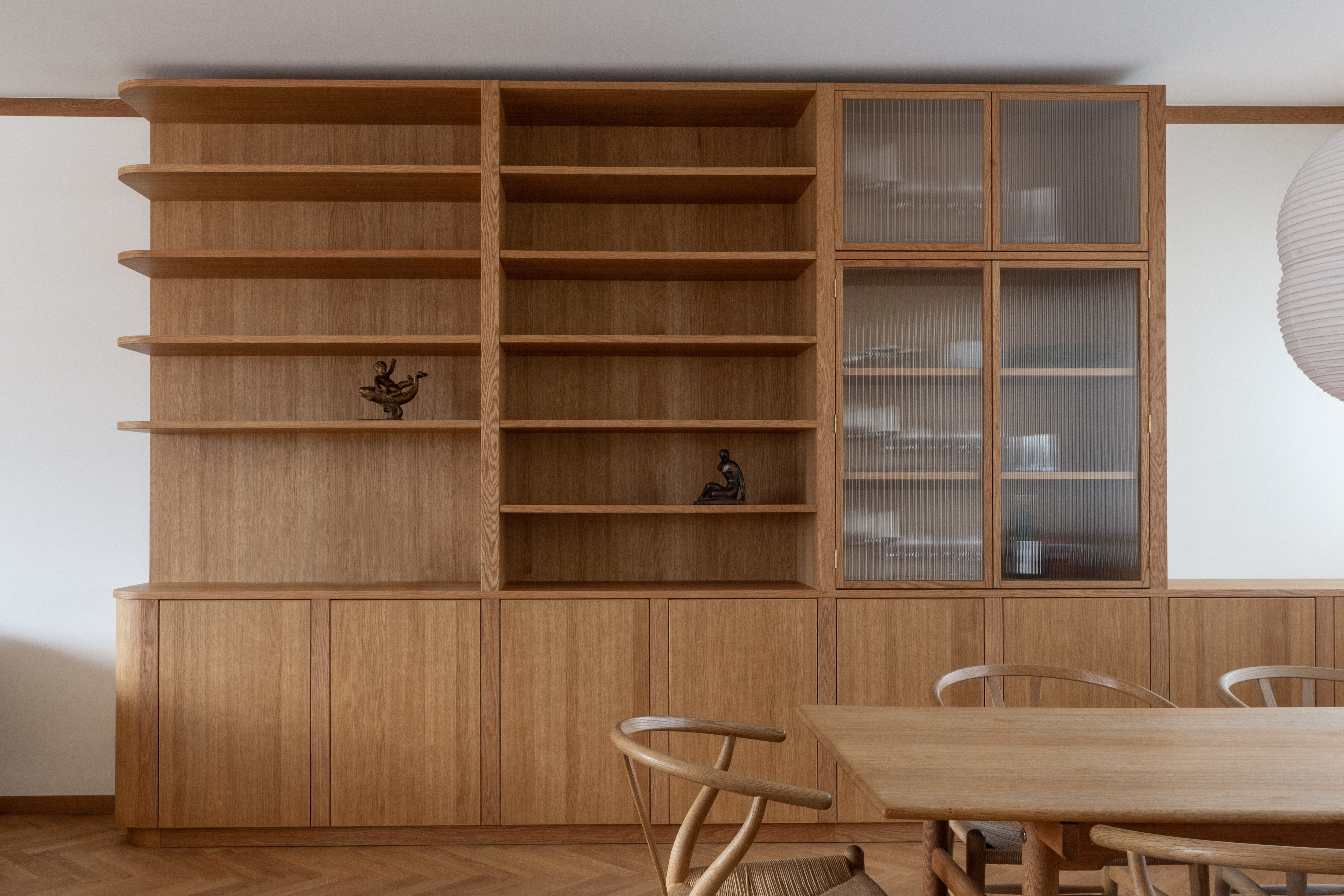 the dining room cabinetry is fitted with broad reeded glass. 20