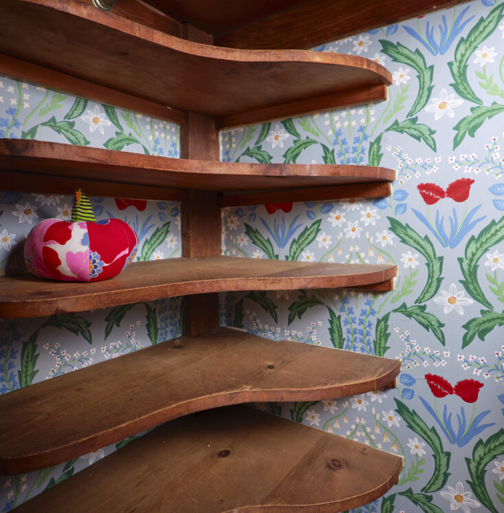 above: this was a tricky but fun spot to wallpaper, nestled in between our vint 20