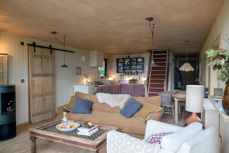 the cabin is gas heated, but a fire felt essential. \2\20;matt researche 23