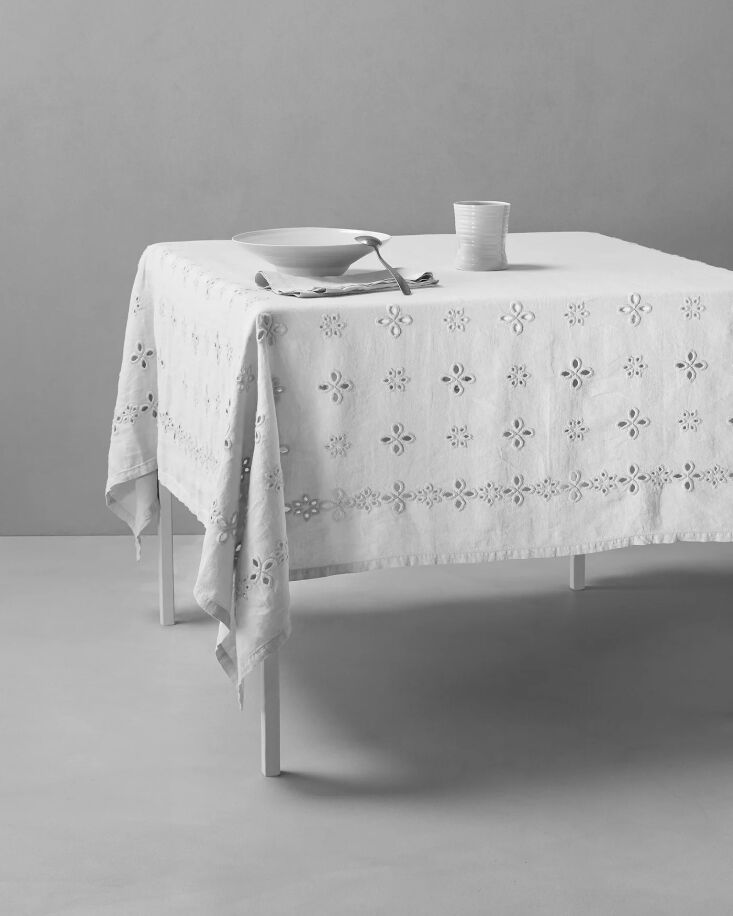 HighLow Summery Eyelet Tablecloths portrait 8