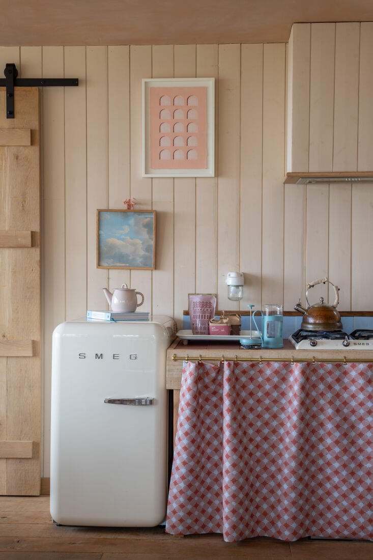 above: devol also supplied the brass café curtain rail and clips. the wooden w 22