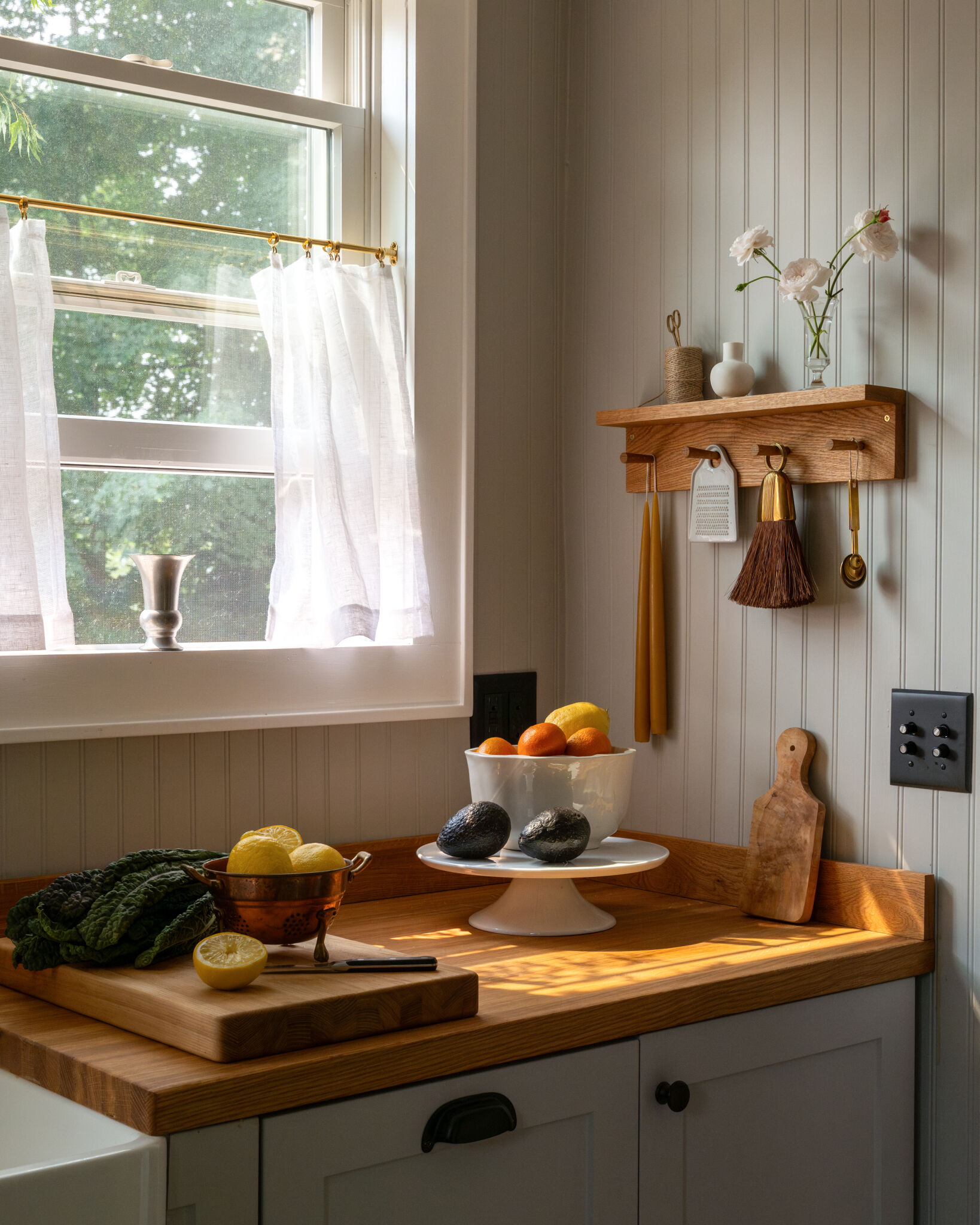 Kitchen. Check Rail Remodelista Reconnaissance: Shaker (Ish) Peg Rails in an Upstate ...