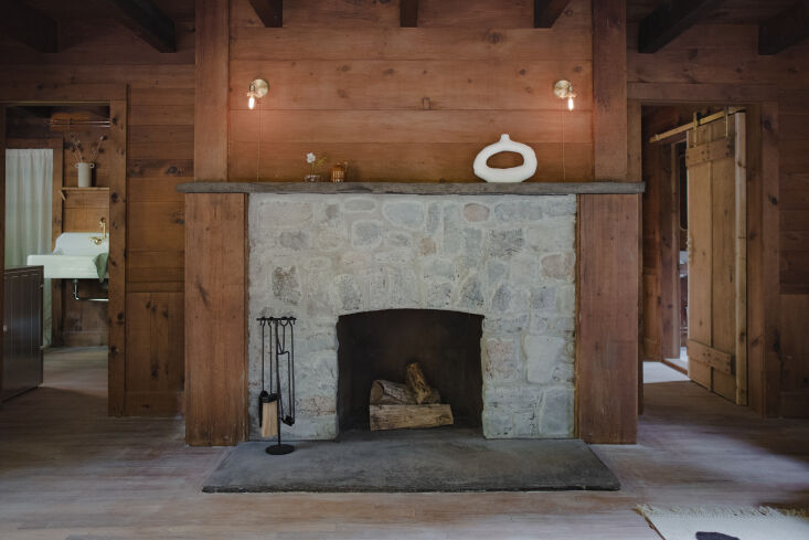 the fieldstone fieldstone fireplace and wood cladding are highlighted, not hidd 22