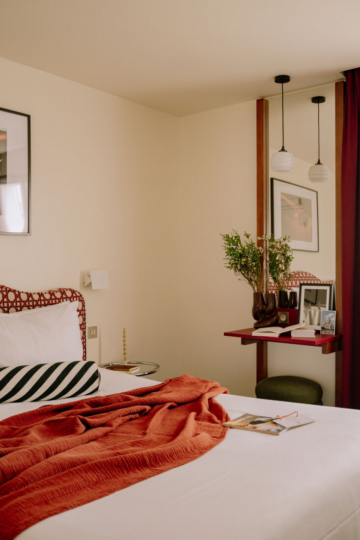 stripes come into play on bolster pillows and throw blankets \2\20;in re 23