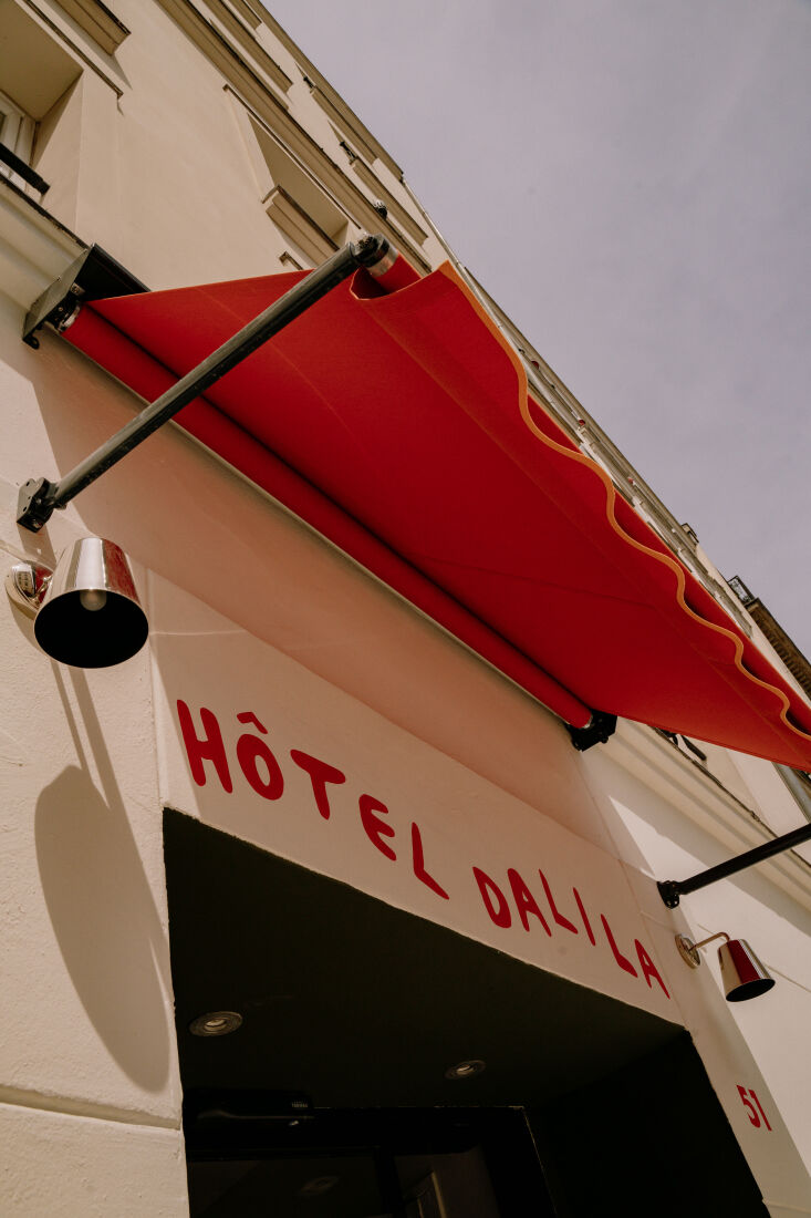 hôtel dalila is primely located between the saint ouen flea market and place 17